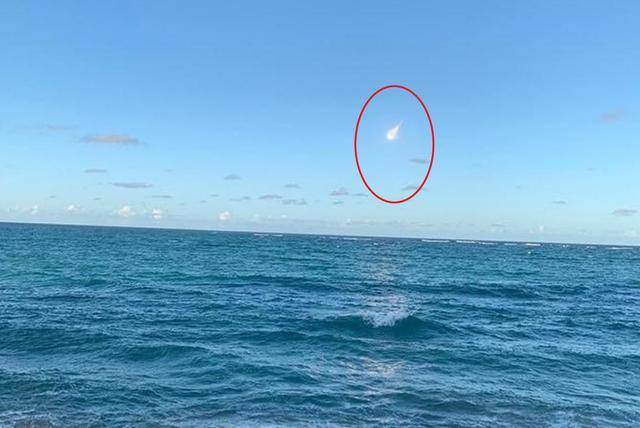 罕见白昼流星飞速划过天空,发出巨大声音,人们以为飞机坠落_美联社