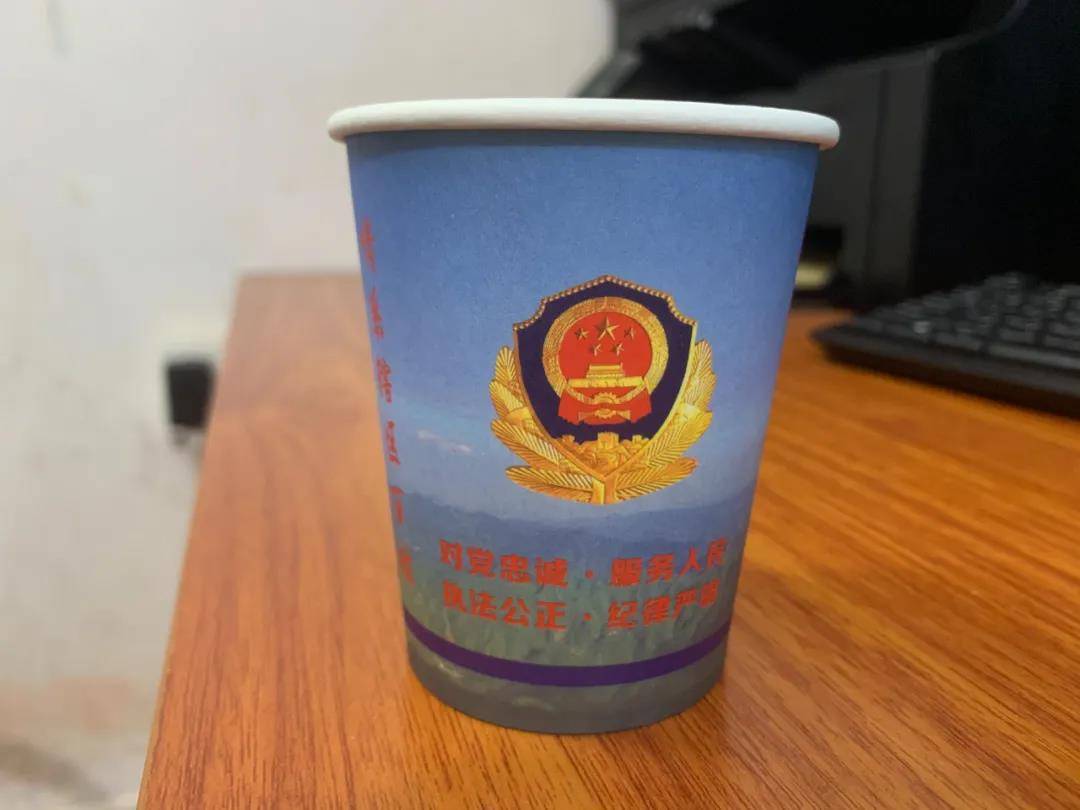 为了入警他反复训练摸高这是一名小个子民警的养成记