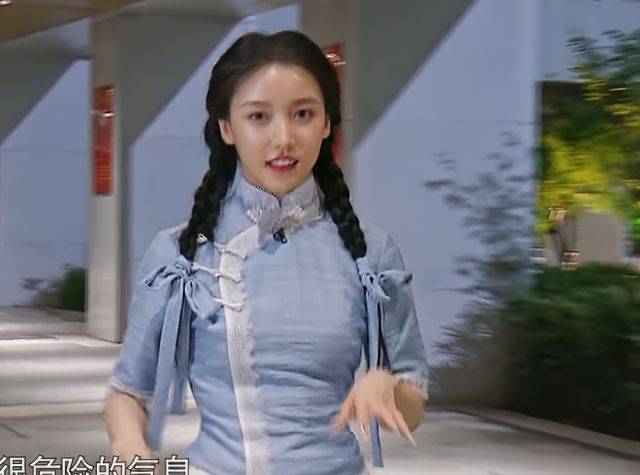 姜贞羽可怜兮兮盯着黄旭熙,男方的反应令人意外,是乖女孩的魔力