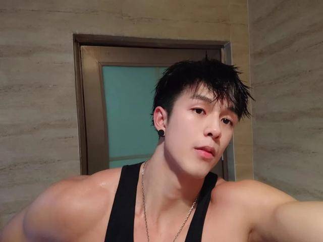 国产小鲜肉练太大遭妹子嫌弃男网友羡慕想要