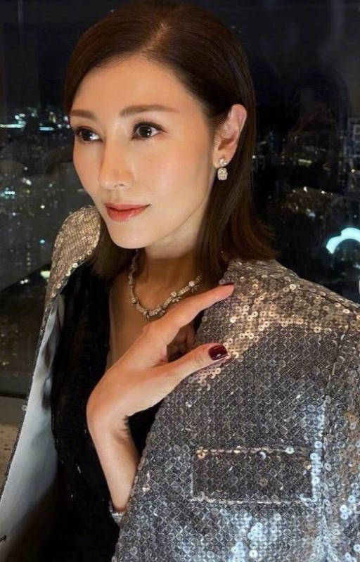 李嘉欣近照流出,直面镜头,还是这么抗打.