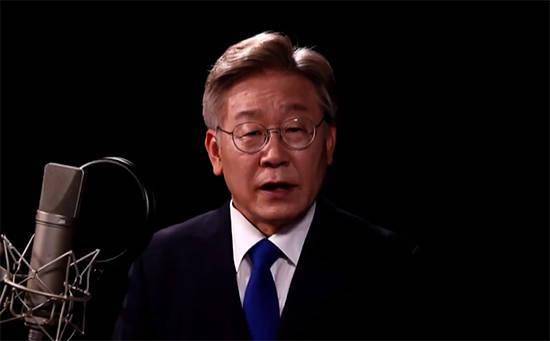 成家班落在陡坡和海绵垫之间的地面上但刘力扬从陡坡上滑