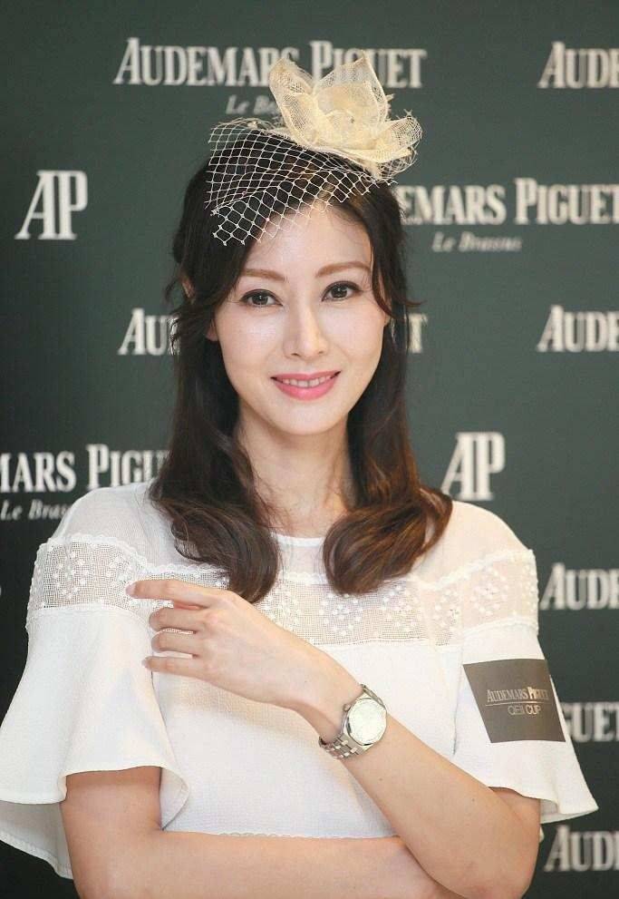 51岁李嘉欣越老越敢穿 37868280d4ac46f9ad2056ccc49a2d88.jpeg