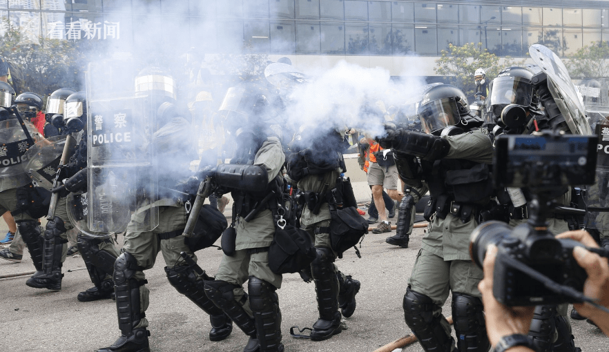 暴徒躲草丛 向警察投掷至少5枚汽油弹_示威者_警方_暴力