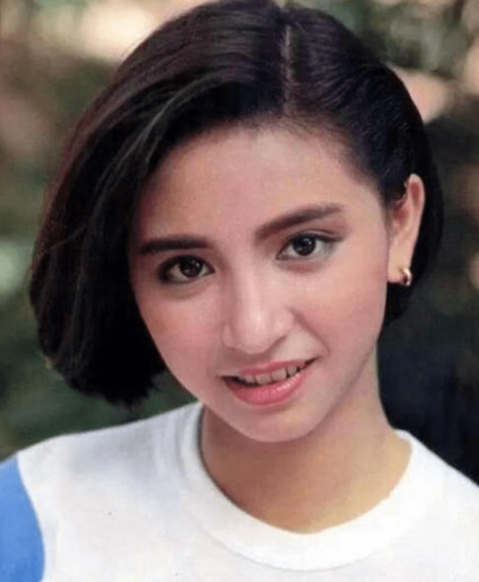 54岁吴婉芳穿红裙出席长子婚礼,气质优雅显年轻,婆媳同框似姐妹_保养