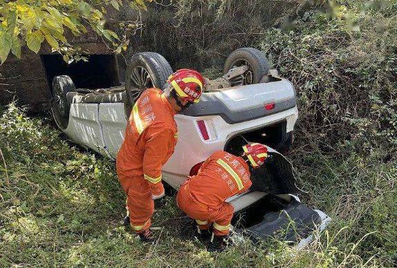 越野車側翻,兩貨車相撞!一天內,鶴慶縣發生兩起車禍!_救援_進行_車輛