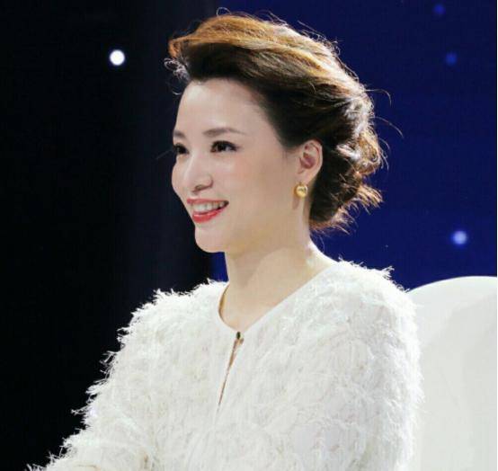 董卿的艰难成名路15岁做清洁工不能照镜子被虎爸逼得很自卑