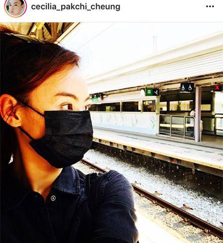 图为张柏芝坐地铁戴口罩的画面张柏芝是很多人心中的女神,曾主演过不