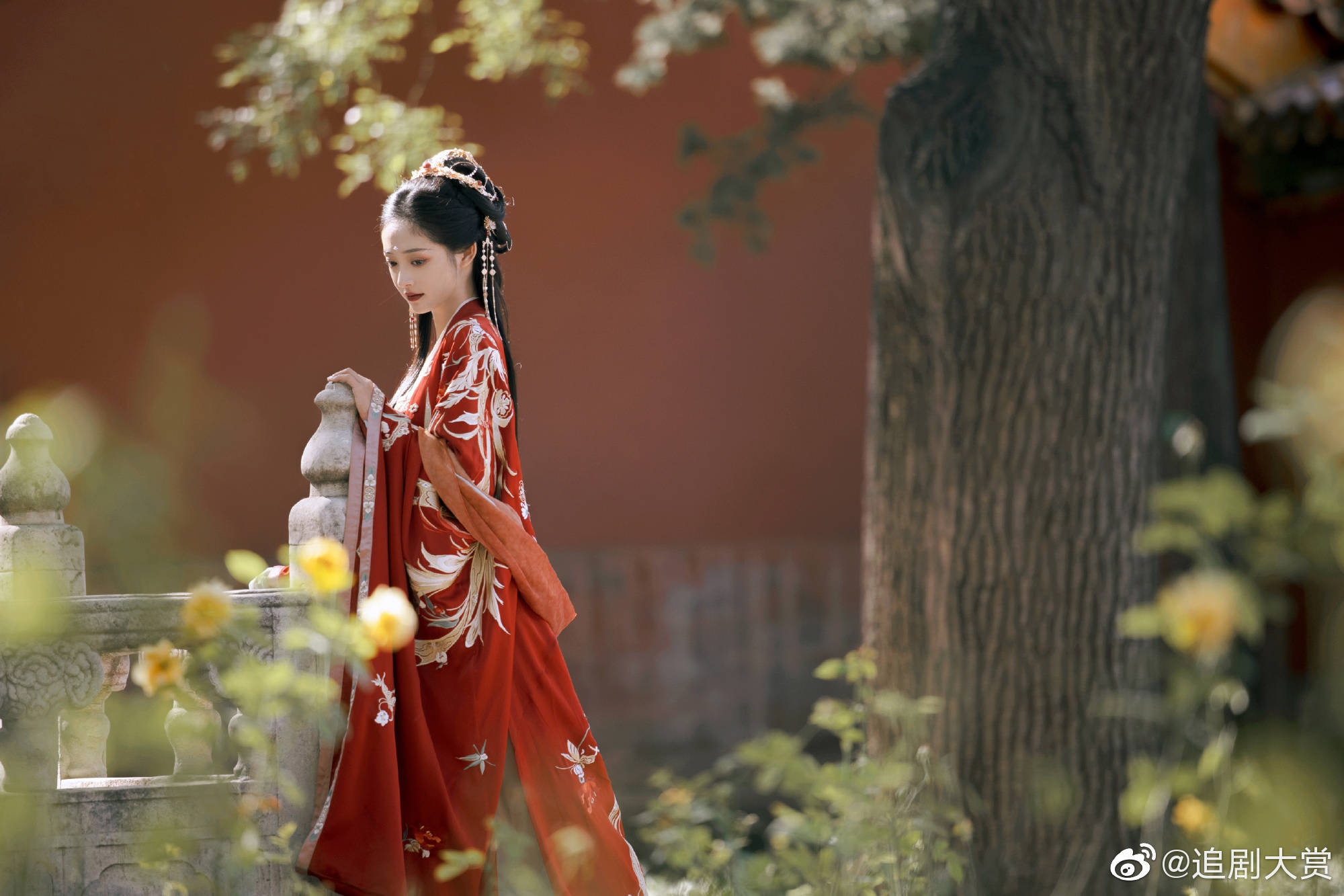 周洁琼第一次故宫游身着红衣汉服太美了