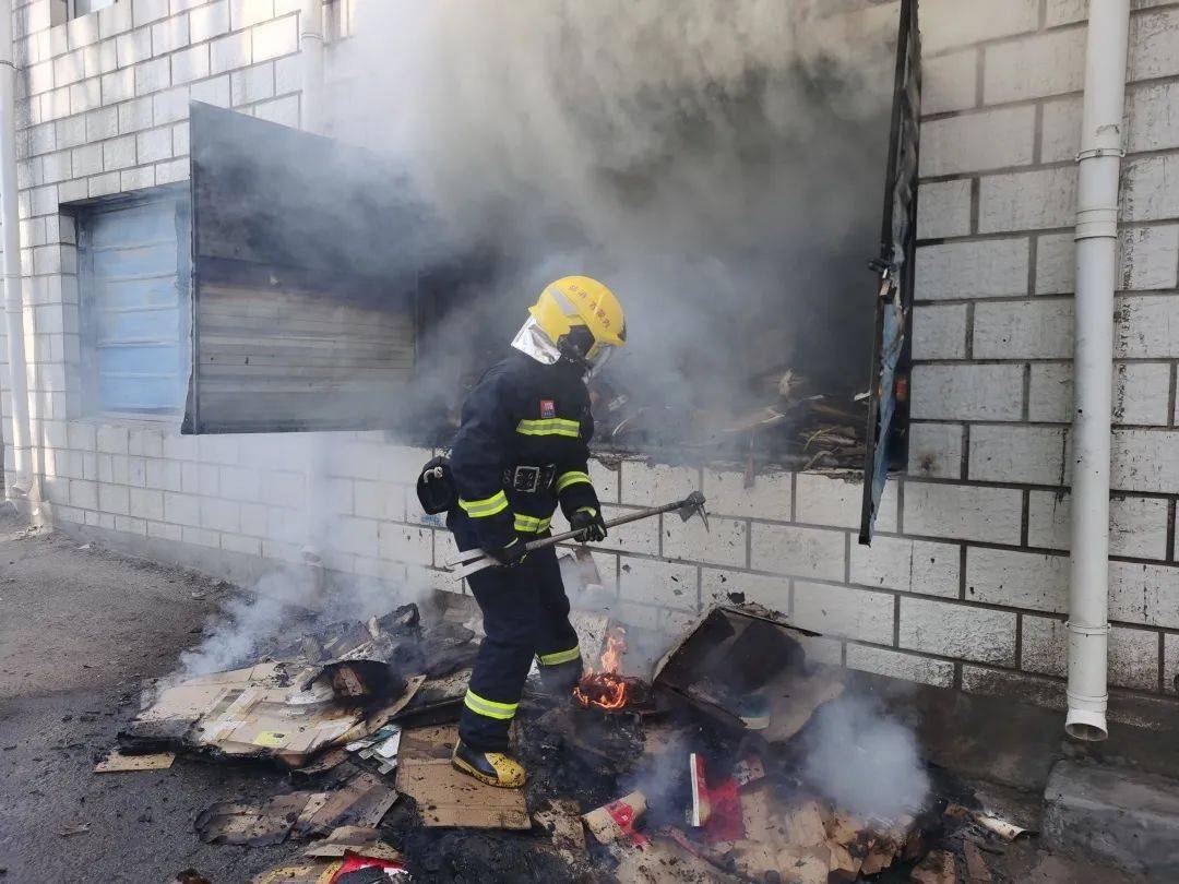 呼市赛罕区万达西巷一房屋起火房屋内堆积着大量可燃物