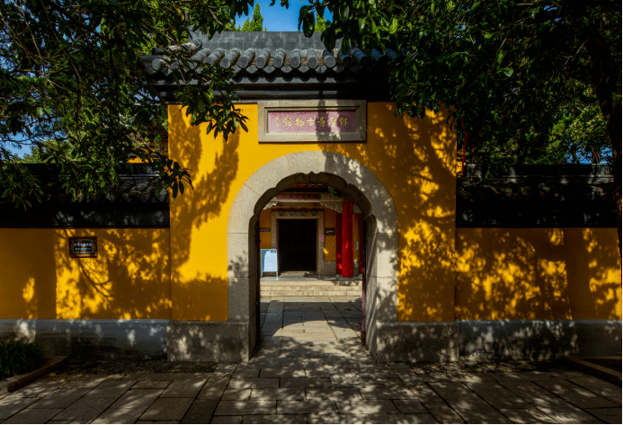 紫金庵"三宝"也是参观的重点,经盖如纱,慧眼如炬,华盖如云.