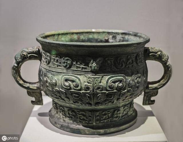 最早的青铜器出现于6000年前的古巴比伦两河流域.