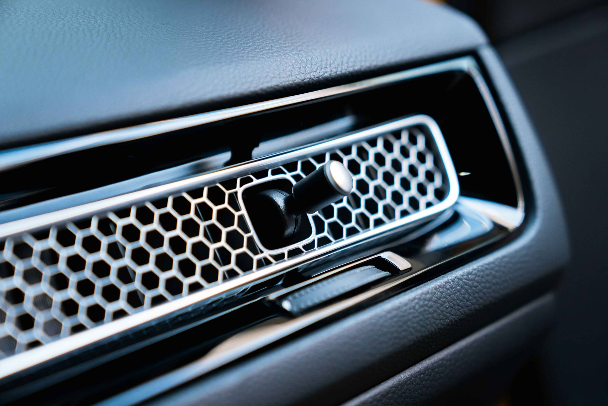 车内最让人印象深刻的就是中控台上贯穿式空调出风口的设计,出风口