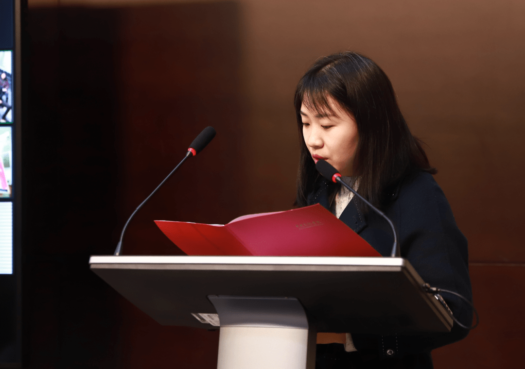 雕塑系辅导员孙洁宣读获得"潘绍棠雕塑艺术奖学金优秀学生奖"同学的