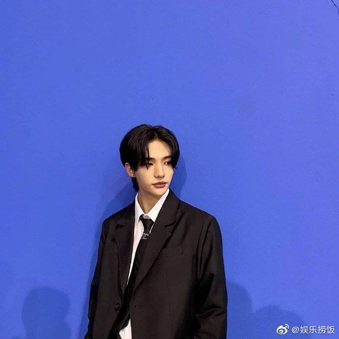 stray kids黄铉辰ins更新,霸道男友有脸了,西装造型帅气满分_黄铉辰_k