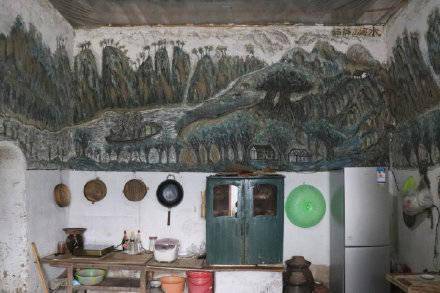 少时梦想晚年追！七旬翁自家墙上手绘30多米山水壁画