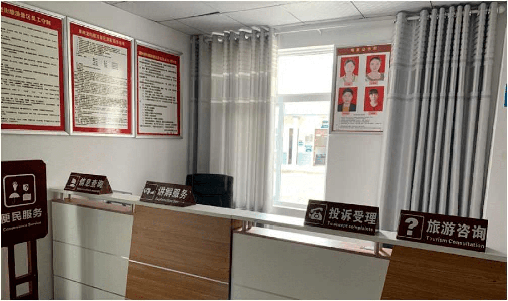 行李寄存处,宣传资料展示柜,休息区和医务室等,能够为游客介绍景区