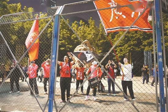 体育场|球迷“隔空”支持广州队