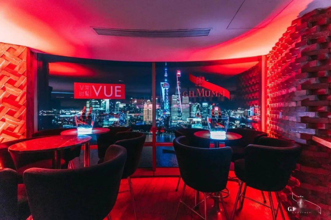 非常时髦酒吧vue bar,露台区域以日间榻让人不自觉的放松,最秀的是
