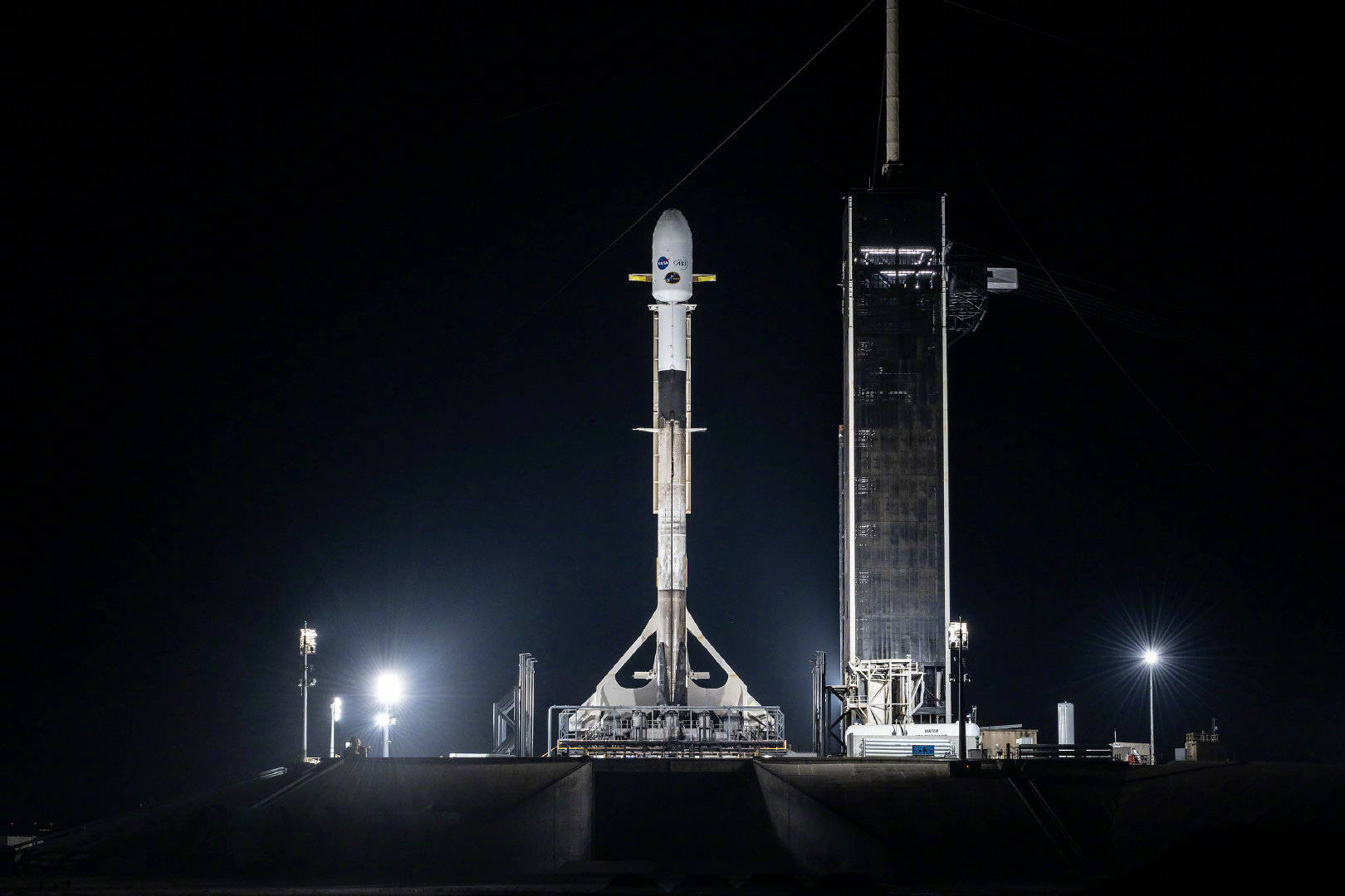 矗立的lc39a发射平台的猎鹰9号b10615