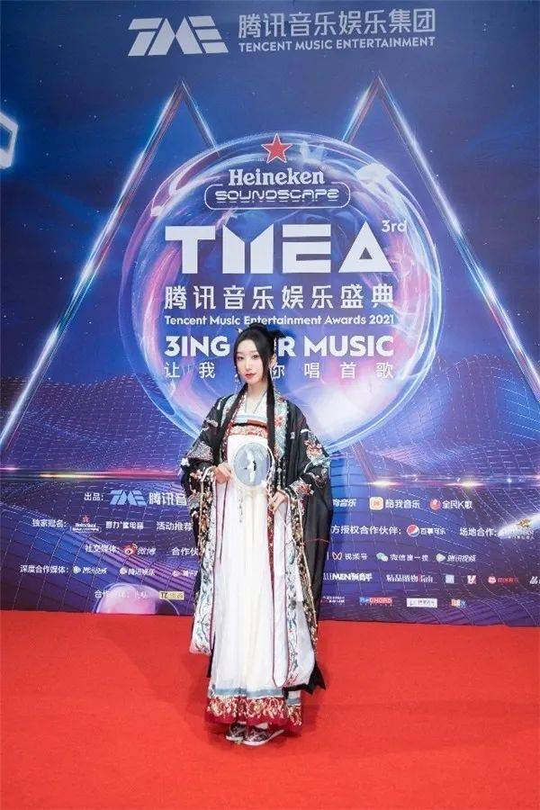 等什么君汉服亮相tmea腾讯音乐娱乐盛典二度蝉联年度国风音乐人