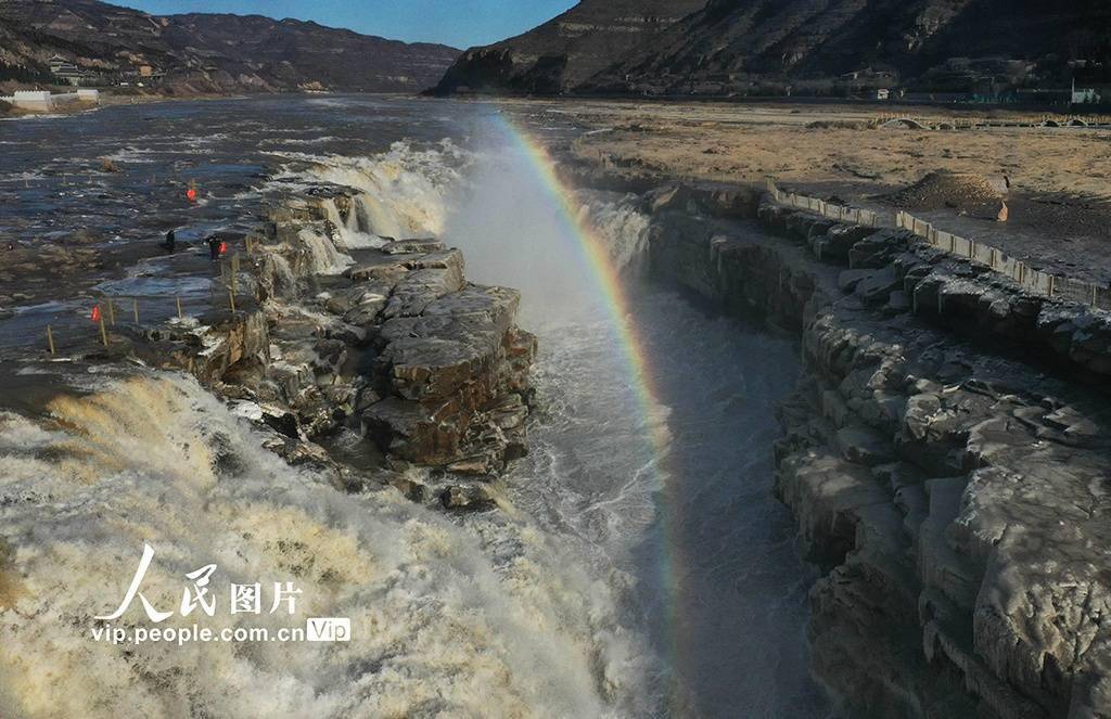 山西吉县：黄河壶口瀑布现流凌冰挂景观