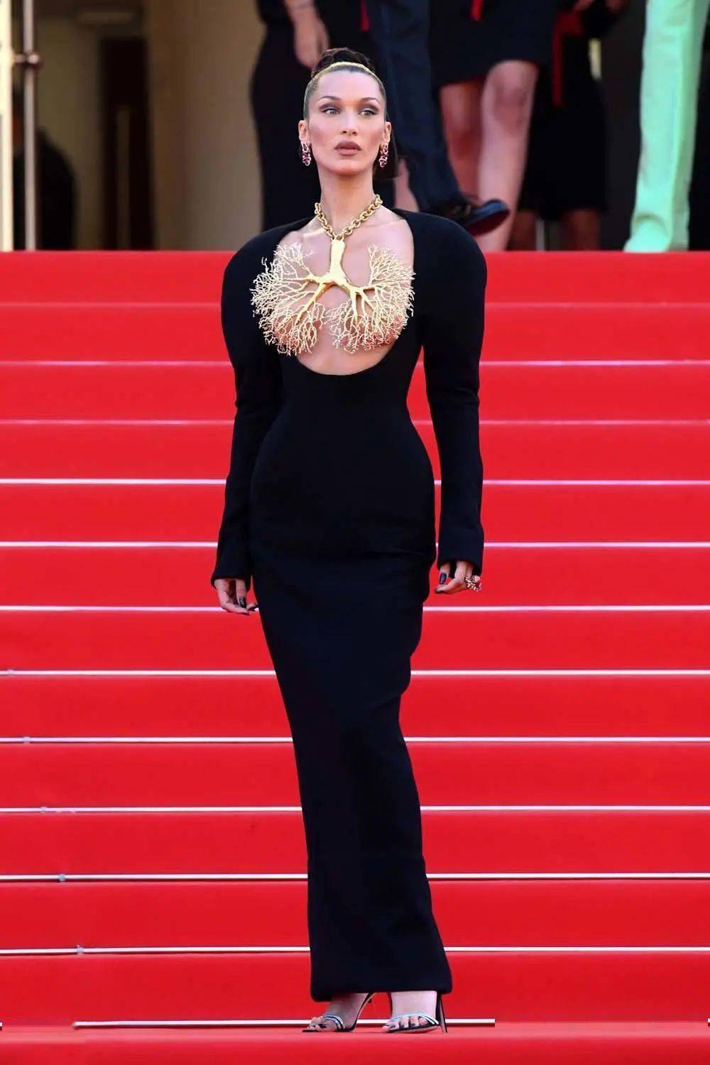 赞达亚的金属脊椎长裙,met gala上演员hunter schafer脸上的银色异形