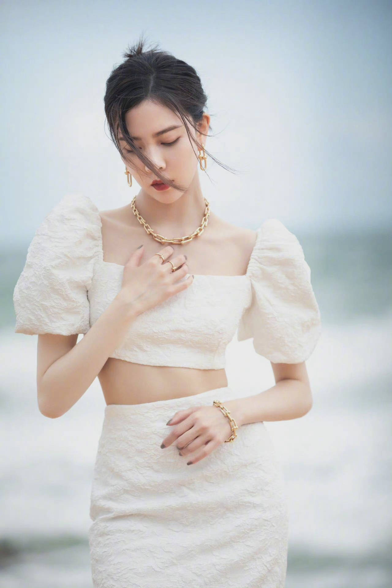 宋妍霏三亚海边大片时尚感满满cici真的好会拍身材也很绝