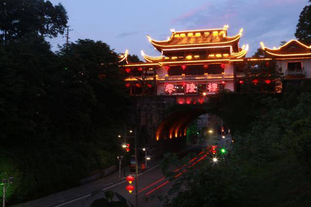 现实中的永州古城依山而建,过去有七座城门,城墙蔓延千米,建国后逐渐