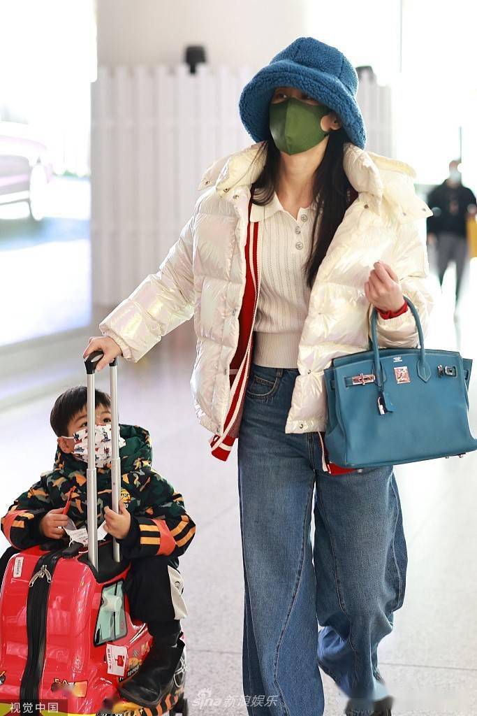 黄圣依化身时髦辣妈带娃出行 安麟把拉杆箱当坐骑俏皮可爱_儿子_安迪