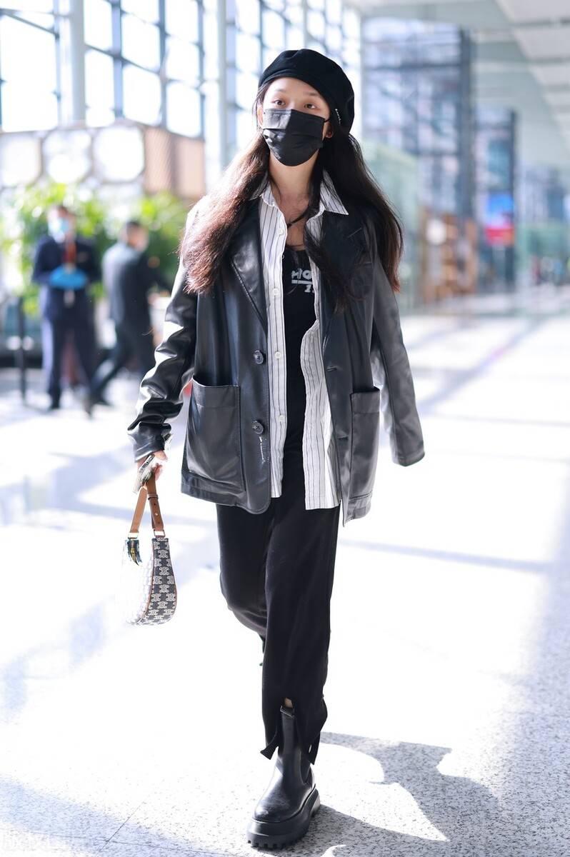 林允穿黑色皮衣搭配黑色长裤走路带风太酷了
