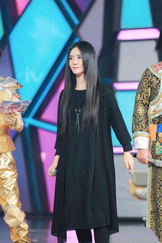 谢娜快本模仿田震太搞笑一身黑色长裙优雅大气中分长发超减龄