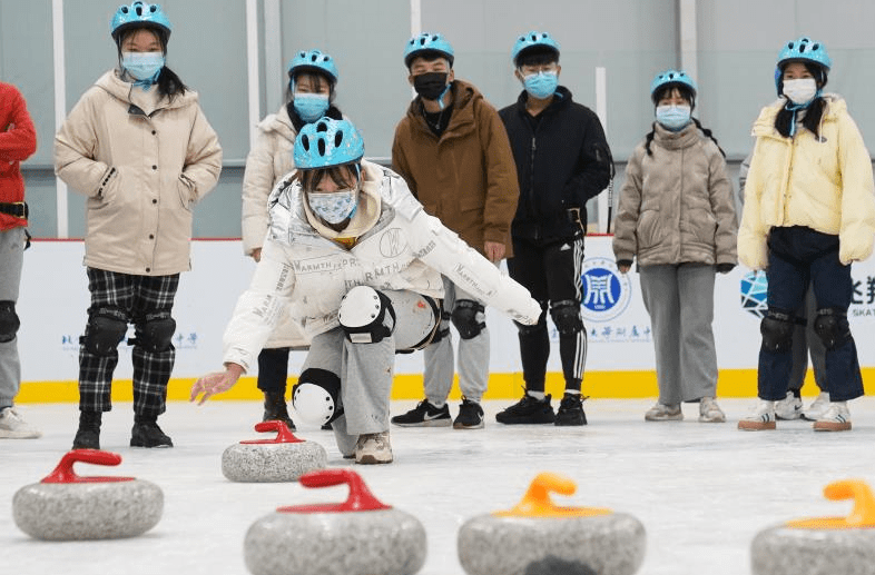 学院路街道|海淀学院路街道举办趣味冰雪体验活动，六所高校大学生齐参与