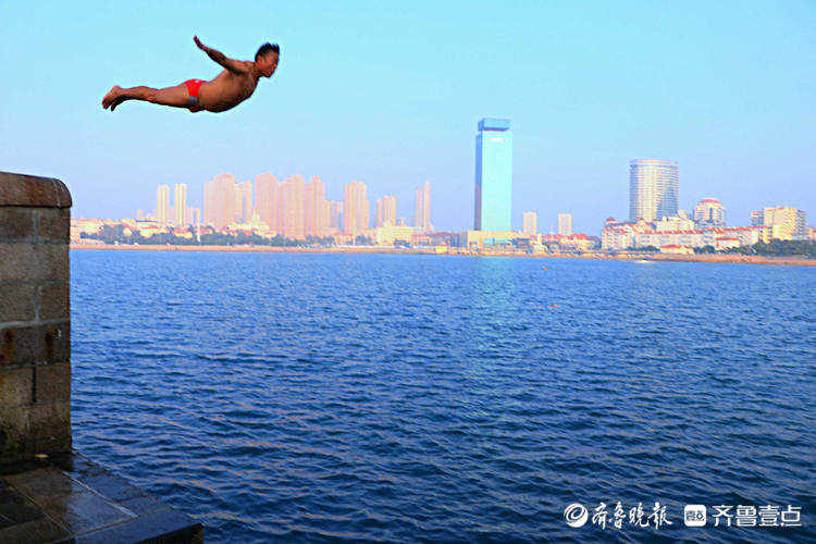 青岛海边市民不畏严寒跳水冬泳_齐鲁_情报员_时候