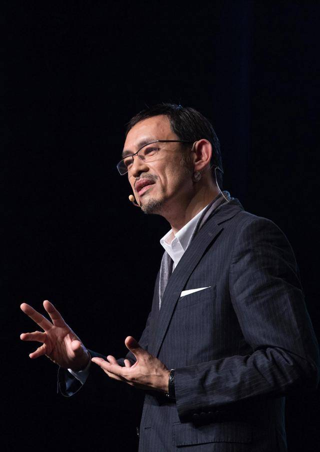 马家辉,香港作家,师从李敖,代表作《龙头凤尾》,家庭成员各具传奇色彩。