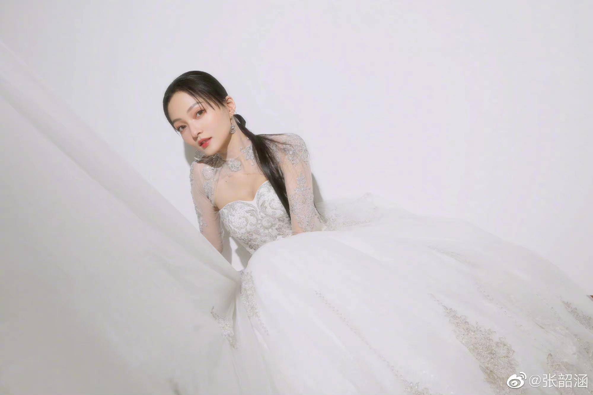 张韶涵身穿美丽的纱裙来了漂亮迷人