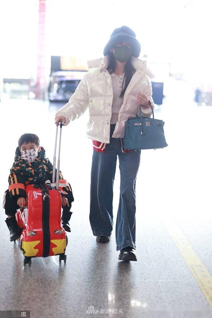 黄圣依化身时髦辣妈带娃出行 安麟把拉杆箱当坐骑俏皮可爱_儿子_安迪