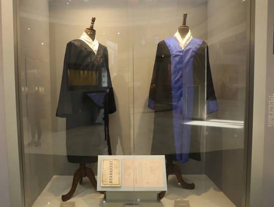 这是民国时期的法官法袍这是1913年天津地方审判厅民事判决书一张张