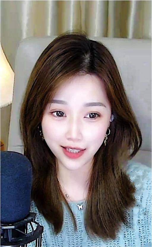 酷狗繁星互娱歌手陈一彤率先开场,以甜美清新的歌喉