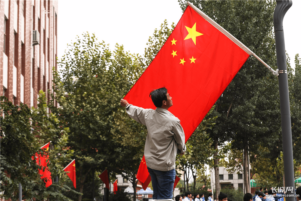 石家庄:满城"国旗红"_刘潇_五星红旗_干道