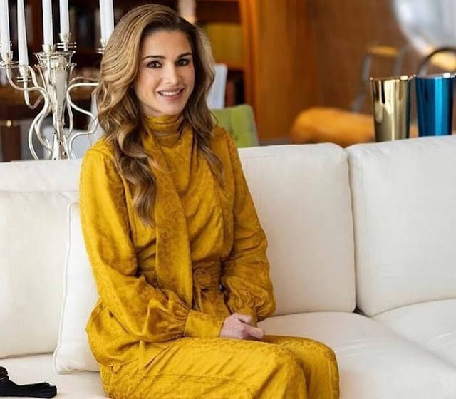 约旦王后访问卡塔尔穿金黄色裤装太美被卡塔尔第一夫人抢风头