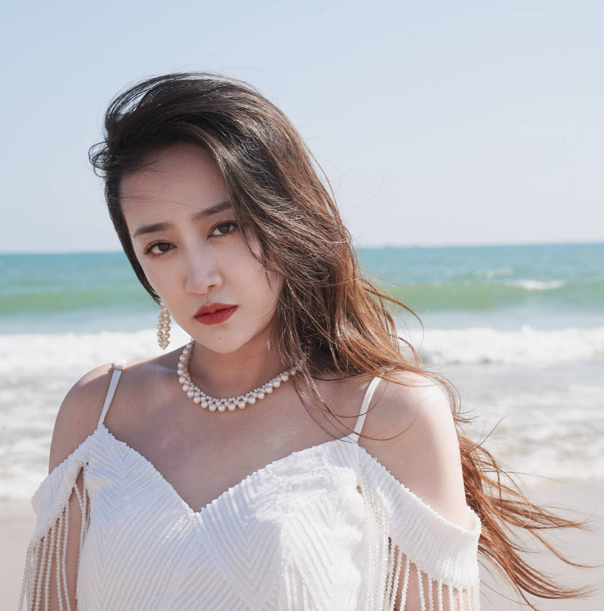 左岩海边写真曝光 一袭气质白裙素雅清新_随风_一身_海风
