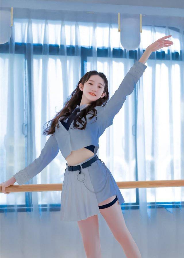 因舞蹈而爆红的张艺凡,干净得像一张白纸,如今已正式出道_舞台_风暴