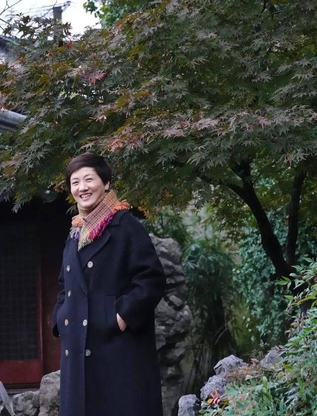 邓婕天生丽质,64岁满脸的皱纹,笑起来气质还是那么自然高雅_邓杰_显得