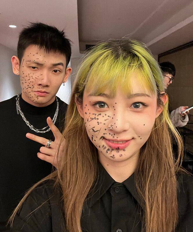 从聂小雨到猴哥,现在她又开始跟另外一些千万粉丝网红陈意礼,梅尼耶一