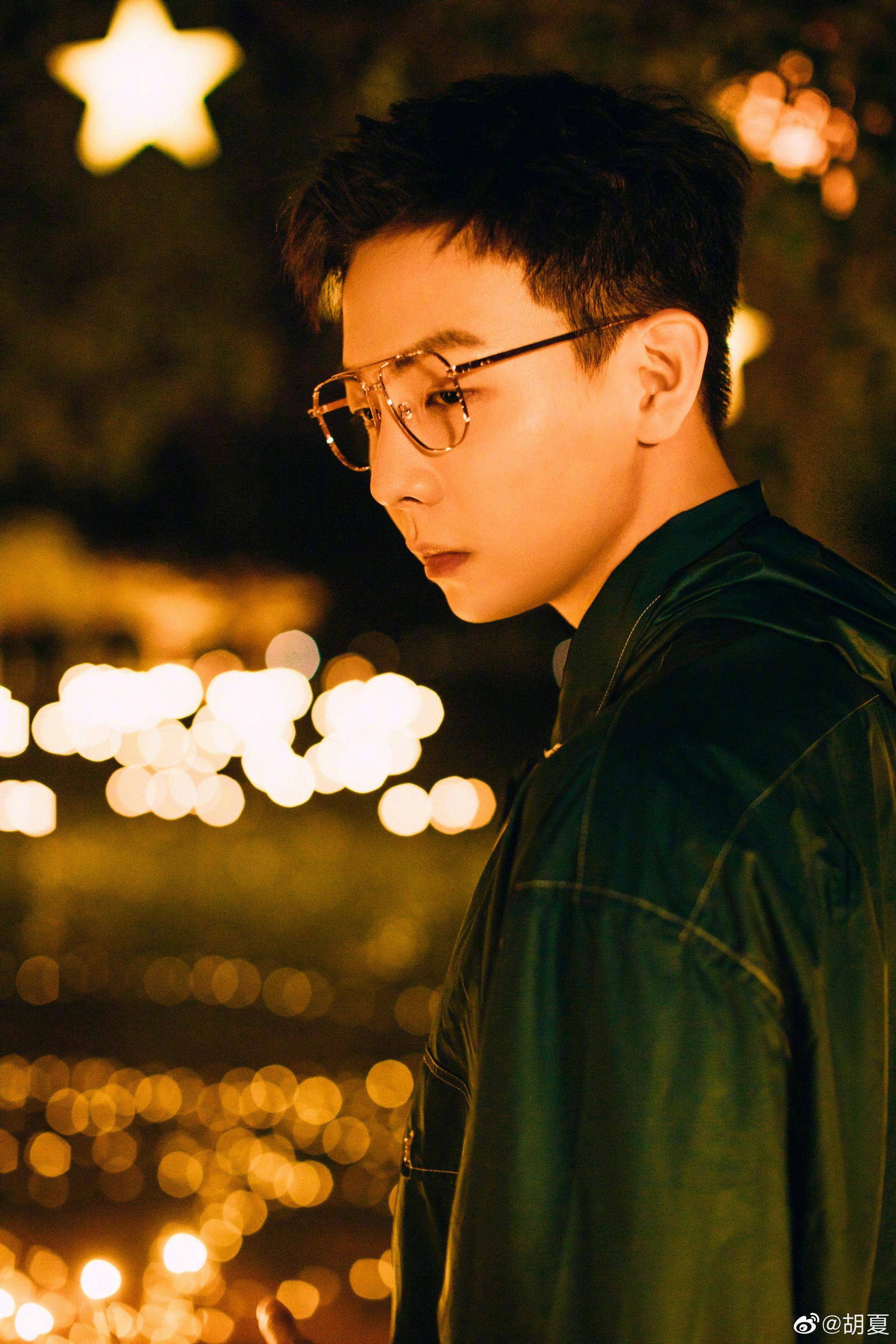 胡夏分享了自己学生时代的照片,穿着白t恤,戴着眼镜……_样子_比例_穿