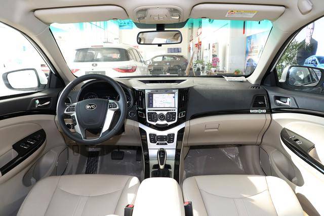 内饰在大灯方面,比亚迪e5采用了卤素大灯.