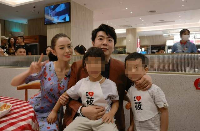 吉娜和郎朗吃饭被偶遇穿紧身裙大秀白净锁骨怀抱俩小孩显慈爱