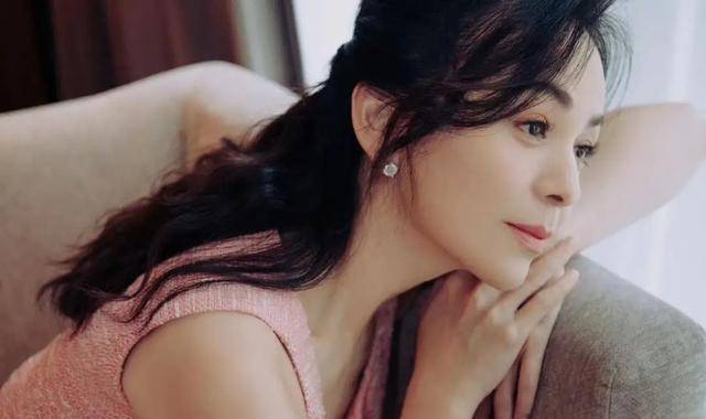 在穿搭方面也是有自己的想法的,比如说演员王琳,她的气质是比较性感的