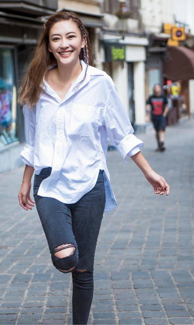 应采儿晒小儿子照_应采儿晒小儿子全身照(再次当妈妈却仍像个少女般